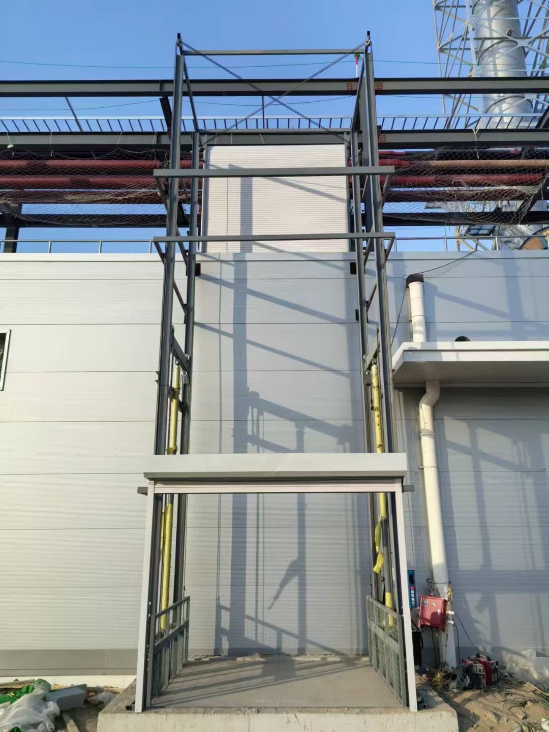 室外導軌式（shì）升（shēng）降貨梯